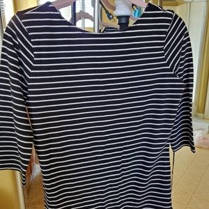 Fitted Tshirt with scooped back, higher in the front. Looks great with jeans or